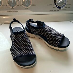 Skechers yoga foam Comfort Knit Slingback Sandals - Navy/Pink size 8